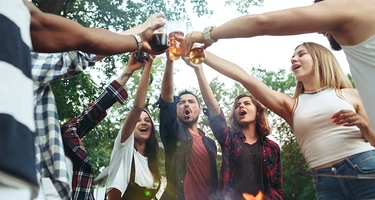 Polacy "popłyną" w majówkę. Nawet połowa budżetu pójdzie na alkohol