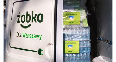 Jak pomóc Ukrainie nie wychodząc z domu? Żabka Jush ma na to sposób