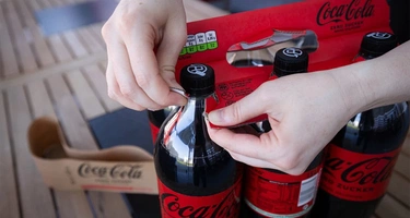 Coca-Cola kończy z plastikowymi uchwytami. Wielopaki zyskały nowe opakowania