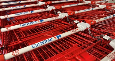 Carrefour zabrał głos ws. TV Republika: Natychmiastowe wycofanie spotów