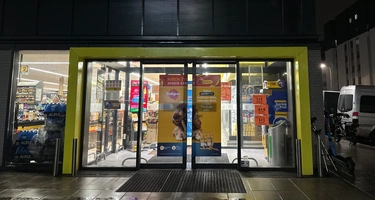 Żałoba narodowa a sklepy. Czy Biedronka i Lidl są otwarte 26 kwietnia?